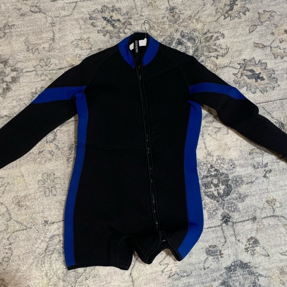 4 Wetsuits priced to sell - Picture 3 of 6